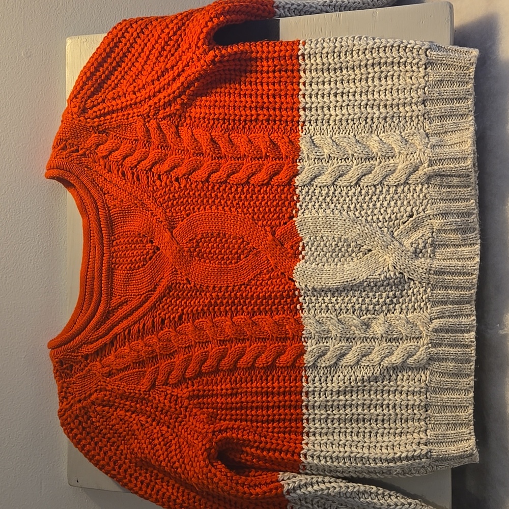 VENUS Cable Knit V-Neck Sweater in Red and Gray